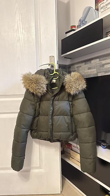 ugg na stiklu: Zimska ženska jakna, kratki puffer kroj u maslinasto zelenoj boji — 2