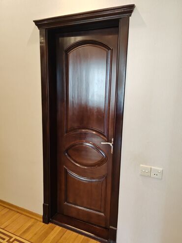 Otaq qapıları: 4 eded ev qapisi. 1 ededi 120azn. temiz fistiq ağacıdır. yaxsi