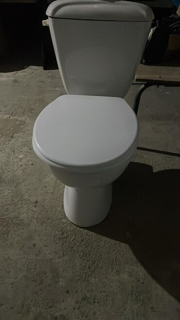 Bra, divar lampaları: Şüşə kölgəli, şirli metal əsaslı, dekorativ qızılı detallı bir divar — 19