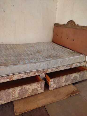 садовая мебель бу: Кровать двухспальная матрас старый 2000 сом