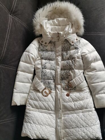 детская одежда демисезонная: Продаю детскую б/у куртку. Очень тёплая, красивая. Можно стирать в
