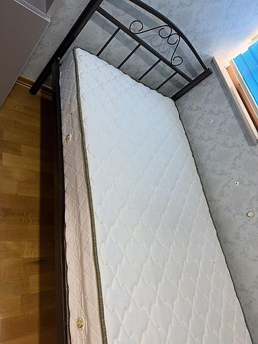 Tək nəfərlik dəmir çarpayı və döşək dəsti - Ölçü: təxmini 90×200 sm