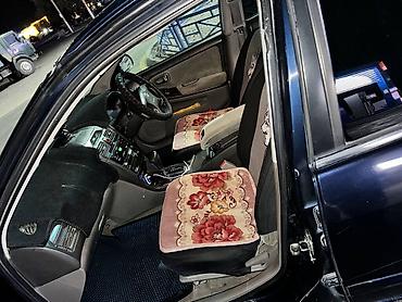 Другие автомобили: Седан бизнес‑класса темно-синего цвета. Просторный салон с мягкой — 13