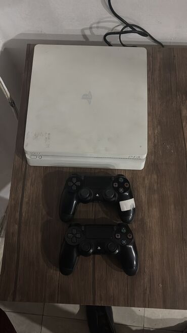 ekran şekilleri: PlayStation 4 Slim (ağ rəng) oyun konsolu dəsti. Komplekt: - PS4 Slim