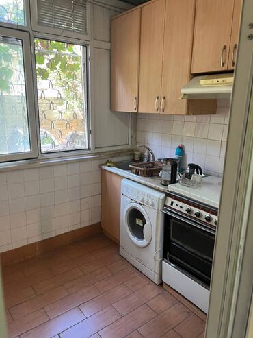 Ofislər: Ofis Nizami metrosunun yanında, "Çeburaşka" aptekin üstündə yerləşir — 7