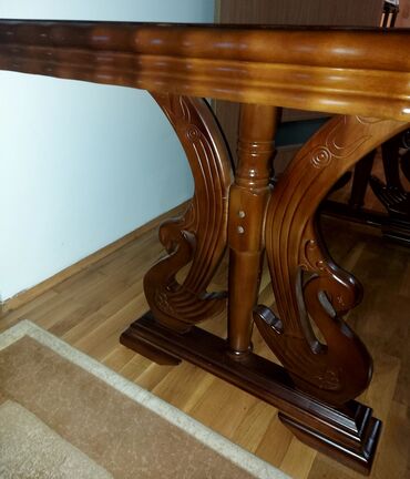 Stilske garniture: Prelepi drveni, trpezarijski sto sa 6 stolica. Novo! Dimenzije stola — 5