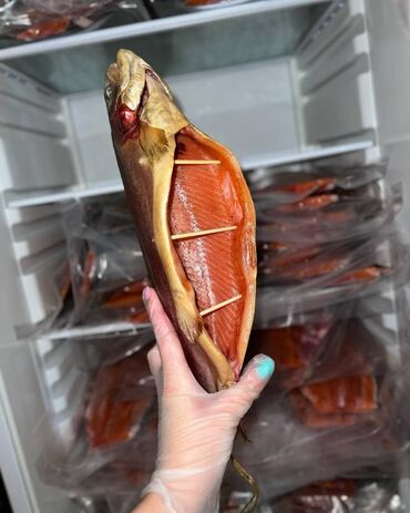 салих: Форель конченная натурального копчения мясо красное запаха болота