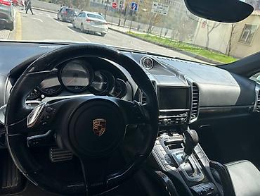 Porsche: Ağ rəngdə olan Porsche Cayenne avtomobili. Qabaq tərəfində duman -da lalafo.az — 10 Porsche: Ağ rəngdə olan Porsche Cayenne avtomobili. Qabaq tərəfində duman — 10