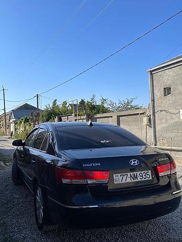 qara maşın: Hyundai Sonata sedan təqdim olunur. Avtomobil qara rəngdədir və — 4