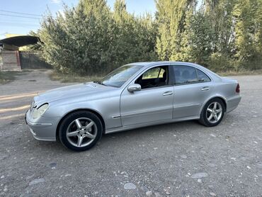 кадилак эскалейт: Элегантный седан Mercedes-Benz E-Class серебристого цвета