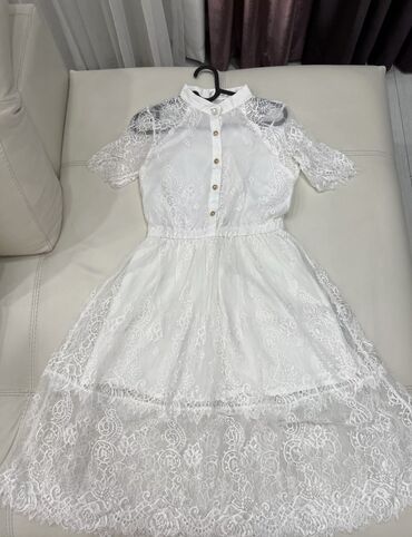 ijust s в Кыргызстан | ДРУГИЕ АКСЕССУАРЫ: Продаю белое гипюровое платье Размер s