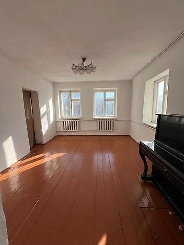 Продажа коттеджей и домов: Продаётся дом в центре села Кунтуу. 3 комнаты кухня санузел. Общая at lalafo.kg — 1 Продажа коттеджей и домов: Продаётся дом в центре села Кунтуу. 3 комнаты кухня санузел. Общая — 1