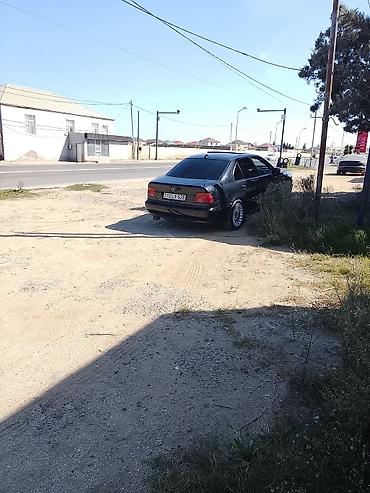 bmw e46 mator: BMW 5Series (E39) sedan – qara rəngdə, klassik biznes sinfi — 1