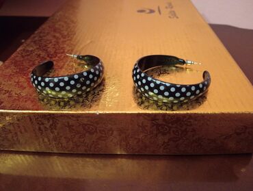 Bilərziklər: 2 manat qolbaq sırğa boyunbağı 
ünvan Bakı sağlamlıq mərkəzi — 7