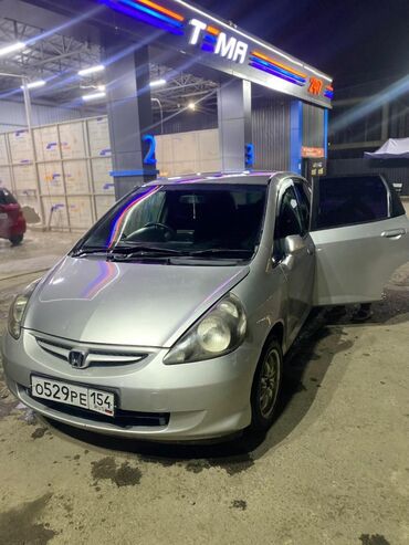купить кожаные сиденья для авто бу: Серебристый хэтчбек Honda Fit с пятидверным кузовом, выполненный в
