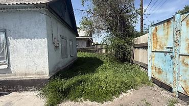 Продажа коттеджей и домов: Продаётся дом с участком на угловом участке. Забор из профлиста — 9