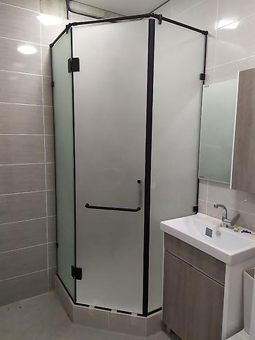 Душевые перегородки и ограждения: Душевая кабина, перегородка. душевая перегородка, закалённое стекло — 17