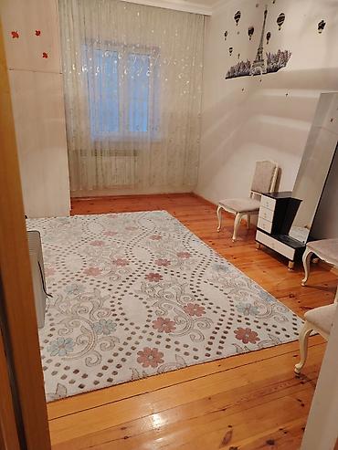 kirayə əhmədli: Gəncə şəhərində GDU nun 4cu və5ci korpus yaxınlığında tələbə qızlara — 1