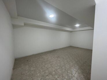 помещение для кухни: Сатам Дүкөн Турак үйдө, 255 кв. м, Эски ремонт, Эшиги өзүнчө, Цоколдук кабат