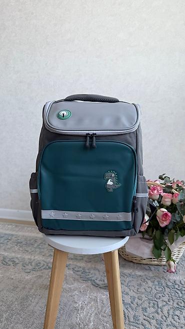 Туристические рюкзаки: Представлена коллекция детских рюкзаков различных размеров и цветов. В — 12