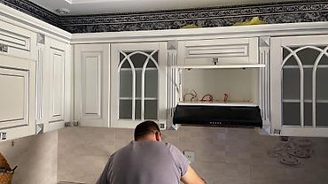 Klassik üslubda ağ mətbəx mebeli Ancaq üst hissesi var alt yoxdu