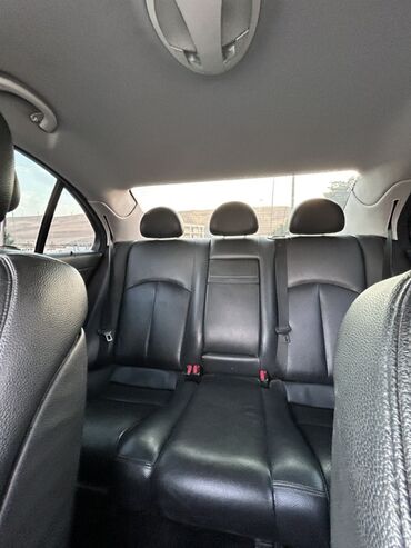 Mercedes-Benz: Mercedes-Benz E-Class sedan (W211) – qara rəngdə, klassik dörd qapılı — 8