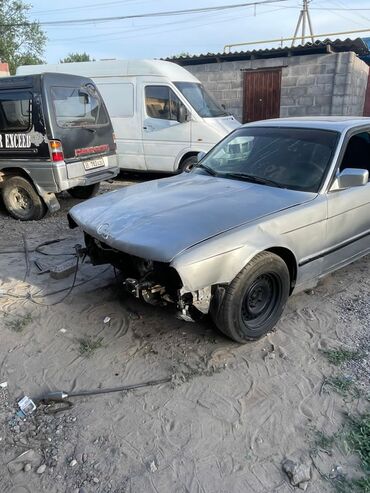 русификация авто: Автомобиль BMW в кузове седан, серебристого цвета, находится в