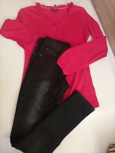35: Farmerke crne 34 500 din i Guess pink bluzica, koja odgovara S — 5