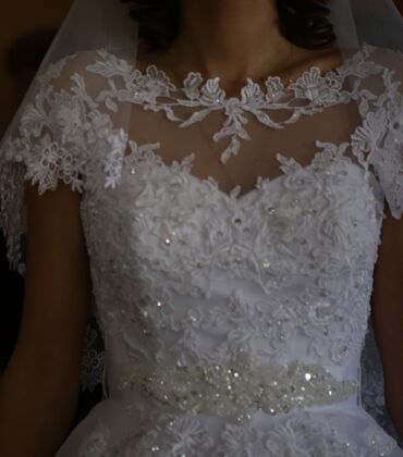 белый платье: Продаю шикарное свадебное платье за символическую цену ☺️ 
тел.