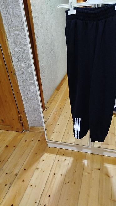 adidas ev geyimleri instagram: Qara idman dəsti – kapüşonlu üst və şalvar - Rəng: qara, ağ üç — 4