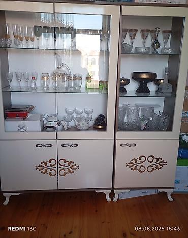 - Məhsul: Şüşəli vitrinli bufet (2 bölməli) - Material: MDF/taxta