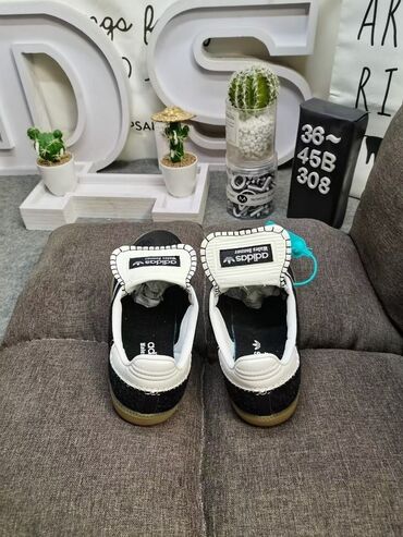 кроссовки original adidas: Adidas Samba
Кто знает руками и ногами заберут 
Цена - 5000 сом