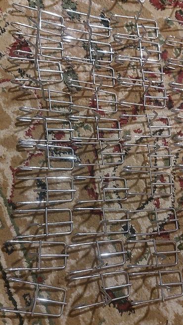 Оборудование для магазинов: Dəlikli lövhələr üçün nəzərdə tutulmuş metal asqılar. Bu asqılar — 3