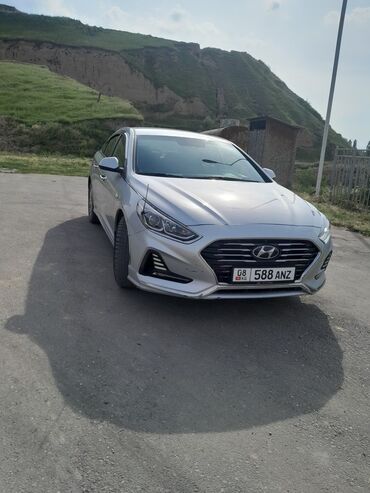 рассрочка машины: Автомобиль Hyundai Sonata серебристого цвета. Седан с автоматической
