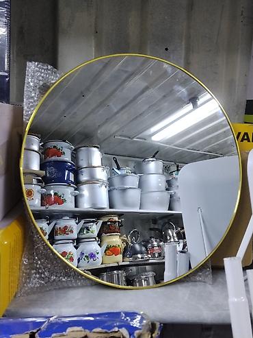 круглое зеркало: Круглое настенное зеркало с тонкой металлической рамкой золотистого — 1
