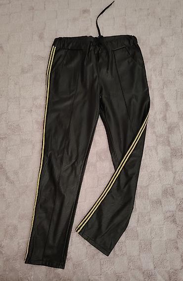 francuske torbe: Ženske pantalone od eko kože sa sportskim detaljima - Boja: crna - — 4
