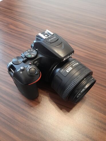 nikon d5200: D5600 + 35mm F1.8G Fotoaparat ideal vəziyyətdədir. Body və lens