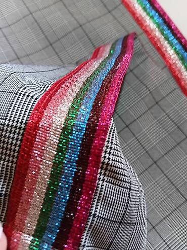 helanke sa uzengijama: Ženske pantalone sa kariranim dezenom i šljokičastim prugama - Model — 3