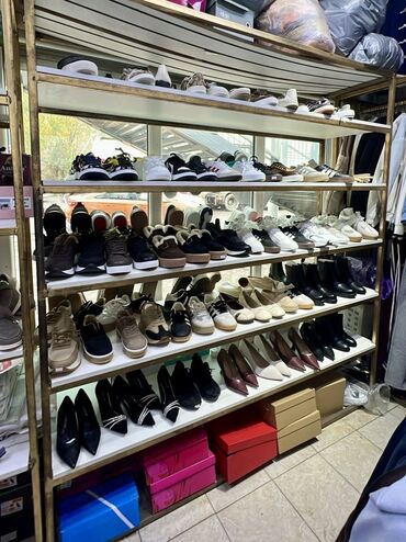 витрины для обуви: Срочно продается торговое оборудование для магазина одежды и обуви
