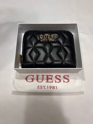 armani exchange барсетка: Стеганый кошелек Guess черного цвета с золотистой фурнитурой