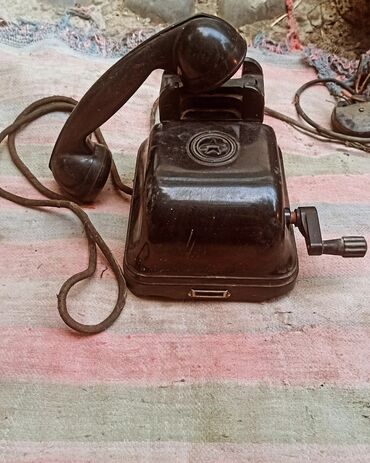 dəmir sac: Qədimi kamutator telefon 1950 il, ikinci telefon 1941 il dəmir korpus