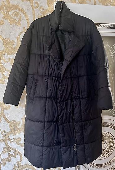 Qadın qış kurtkası – qara, uzun və yastı tikişli (quilted) model. -