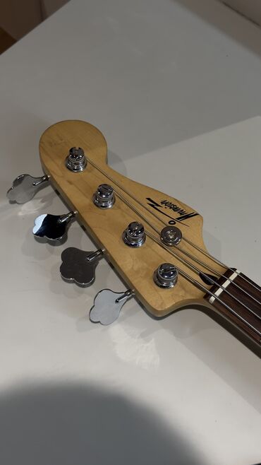 Bas gitaralar: İnvasion brendi Jazz Bass (elektro bass) İki pikap sistemi: 1. Boyun — 7