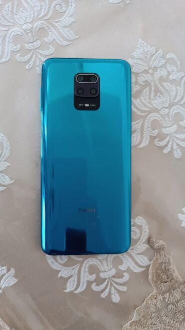 Redmi: Arxa tərəfində kvadrat formalı kamera modulu olan parlaq firuzəyi