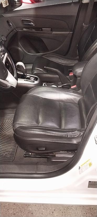 chevrolet cruze motor: Chevrolet Cruze sedan – ağ rəng, şəhər və magistral üçün rahat və — 9