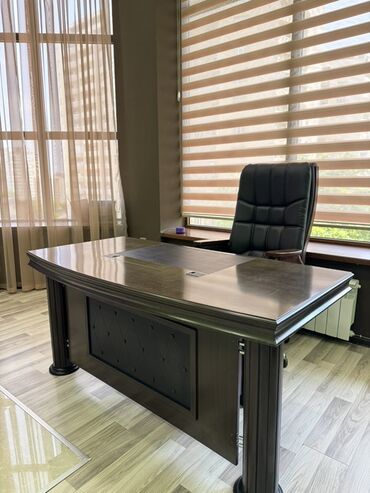 islenmis ofis kreslolari: Tünd qəhvəyi rəngli, dəri səthli ofis mebeli dəsti. Dəstə böyük ölçülü