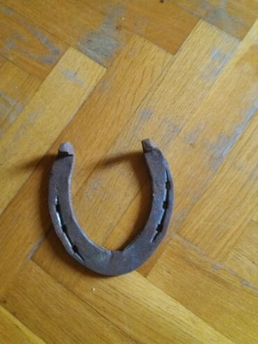 Yemlər: Taxta döşəmə üzərində yerləşən bu at nalı, metal materialdan
