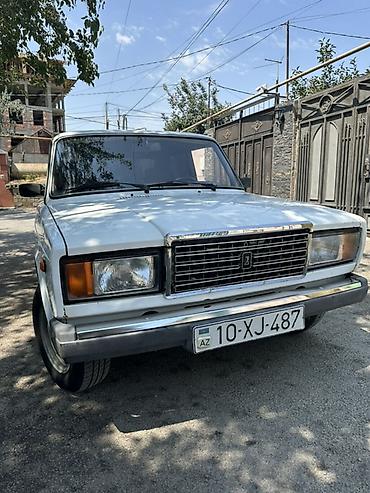 avtomobil az zil 130: VAZ 2107 sedan – klassik ağ rəng, 4 qapı, arxa ötürücülü. Ili 2005 — 4