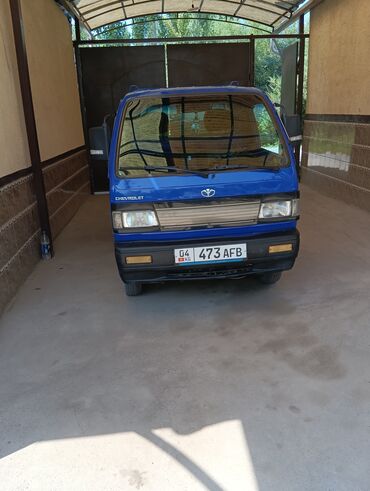 купить запчасти на опель вектра б: Грузовой пикап Chevrolet Labo Deluxe синего цвета, оснащенный откидным