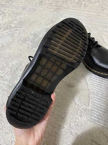 вулкани: Мужские классические ботинки Dr. Martens 1460, изготовлены из — 7